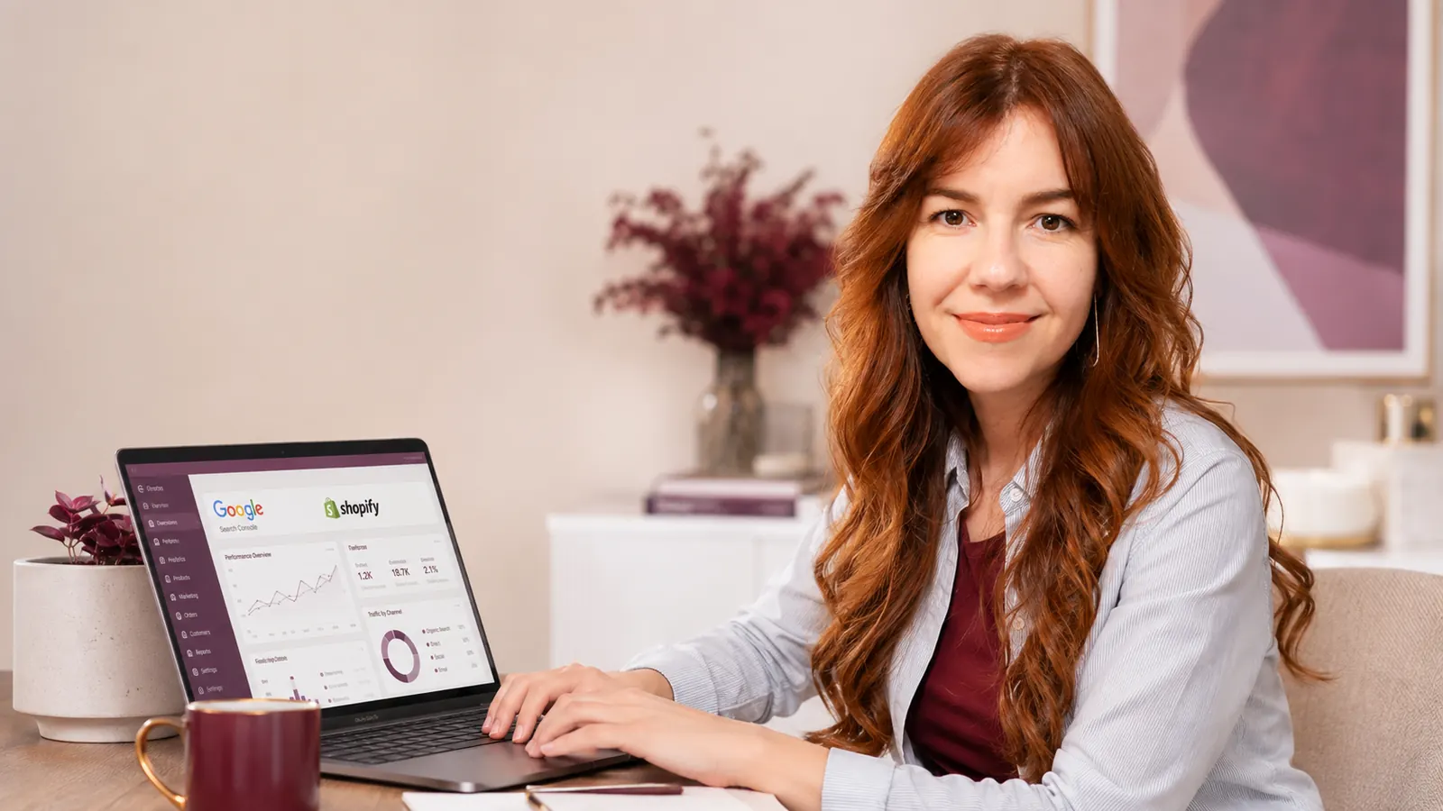 Carla De Felice trabalhando no notebook com painel do Google e Shopify na tela